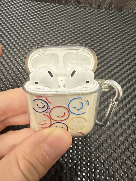 Продам Airpods оригинал
