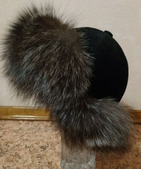 Шапка от естествен велур и сребърна лисица