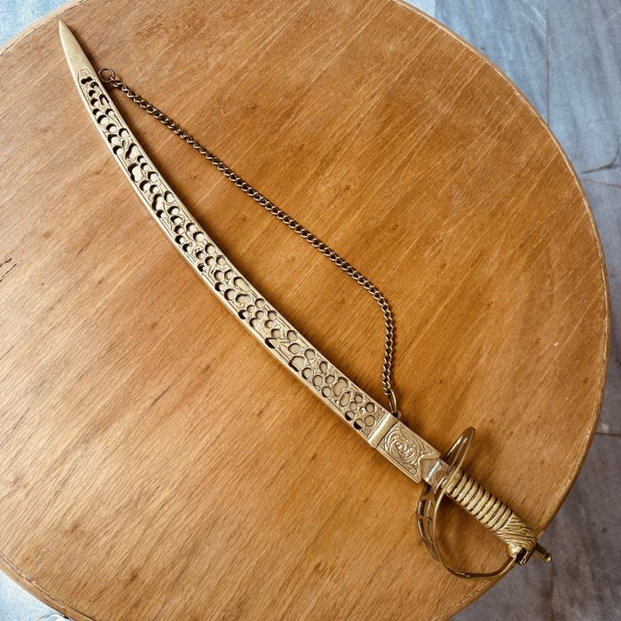 Антикварна декоративна сабя с кания