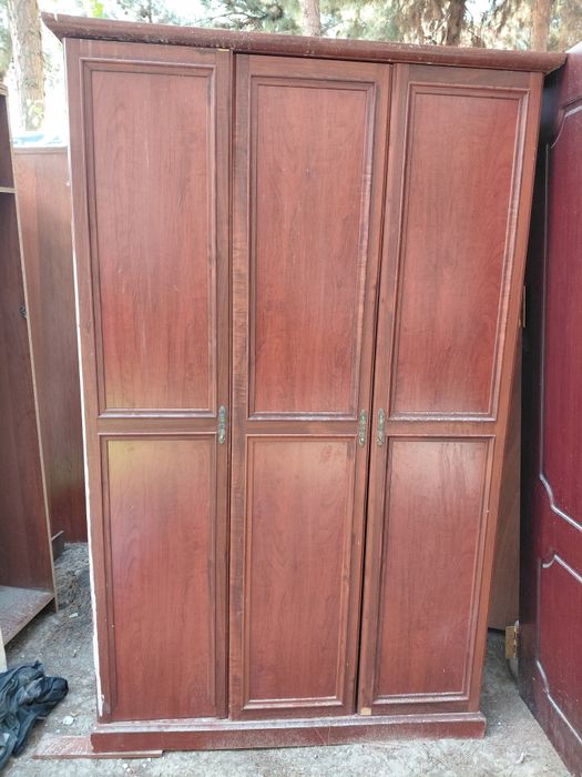 Продам трехдверный шкаф