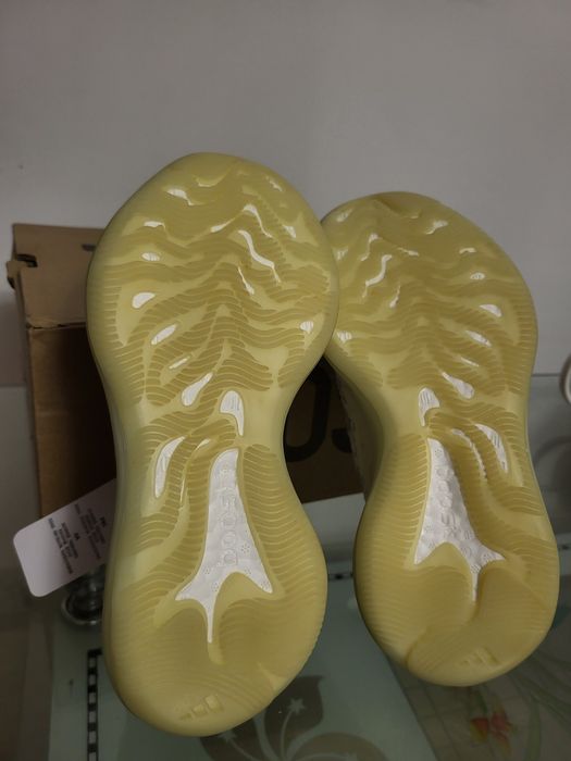 Adidasi Yeezy boost 380