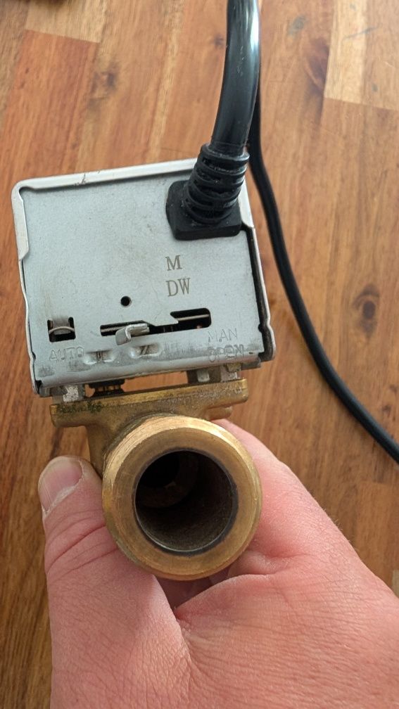 Vana electrica  cu mufa de connectare
