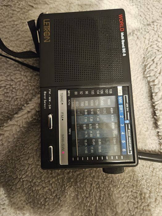 Vând radio cu baza de baterie