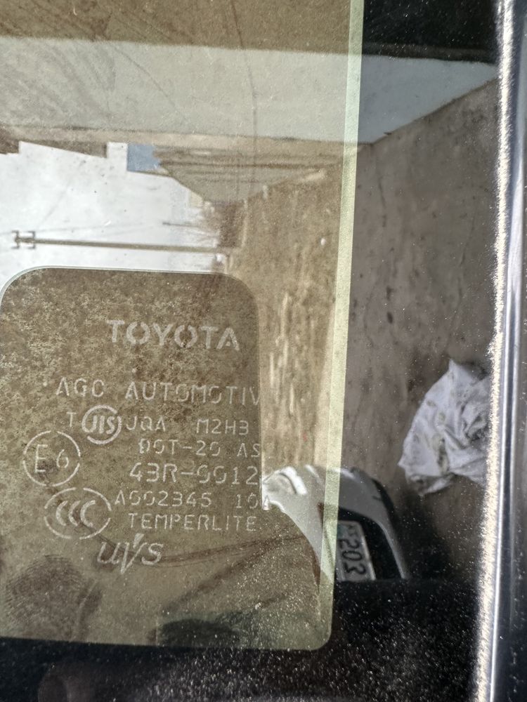 Продается боковое стекло для Toyota Hiace