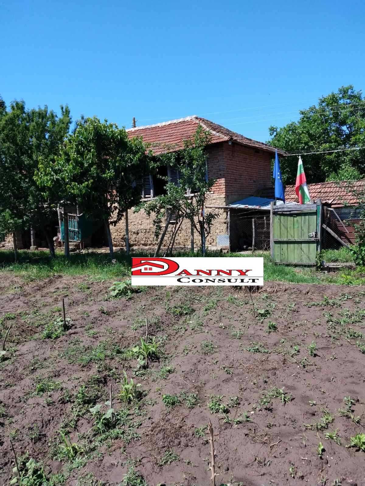 Двуетажна къща в с. Овча могила