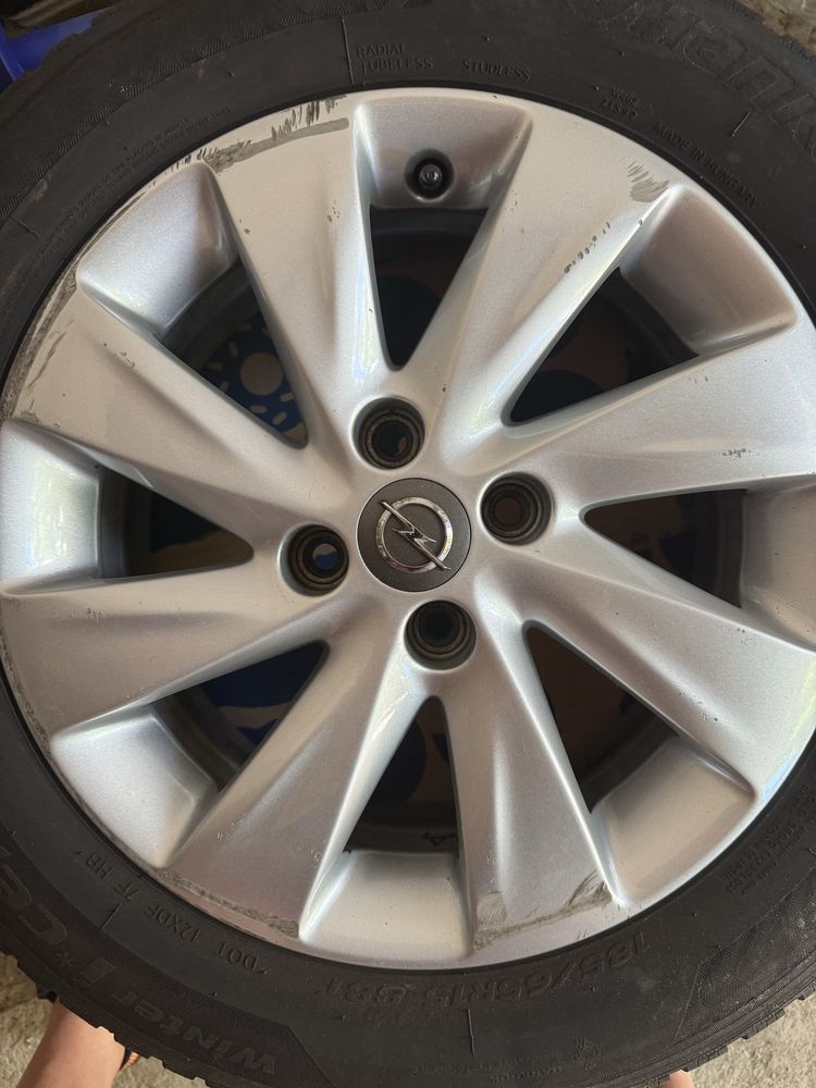 Оригинални джанти за Опел  15ц с почти нови зимни гуми Hankook