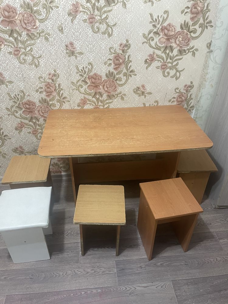 Стол со 5 стульями