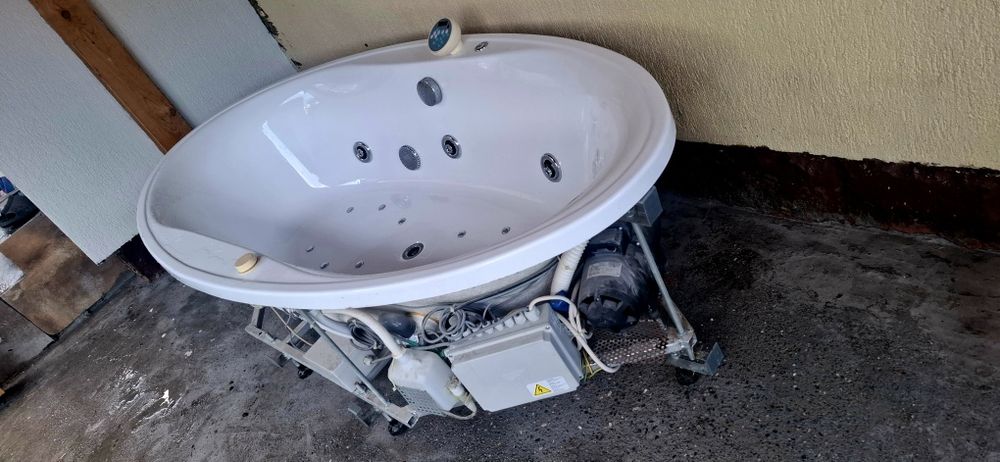 Cada baie cu hidromasaj ovala.