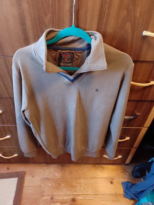 Bluza maro cu fermoar la guler marime M