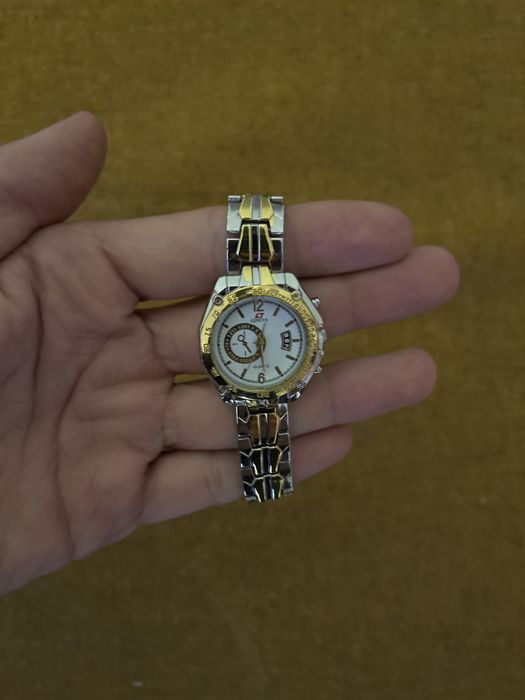 Ceas Geneva pentru cupluri.Din quartz,aur si argint. Niciodata purtat