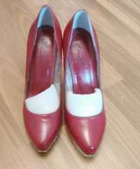 Кожаные новые красные туфли