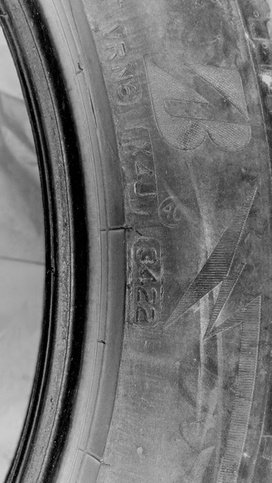 Bridgestone Blizzak LM005 255 45 R19 104V