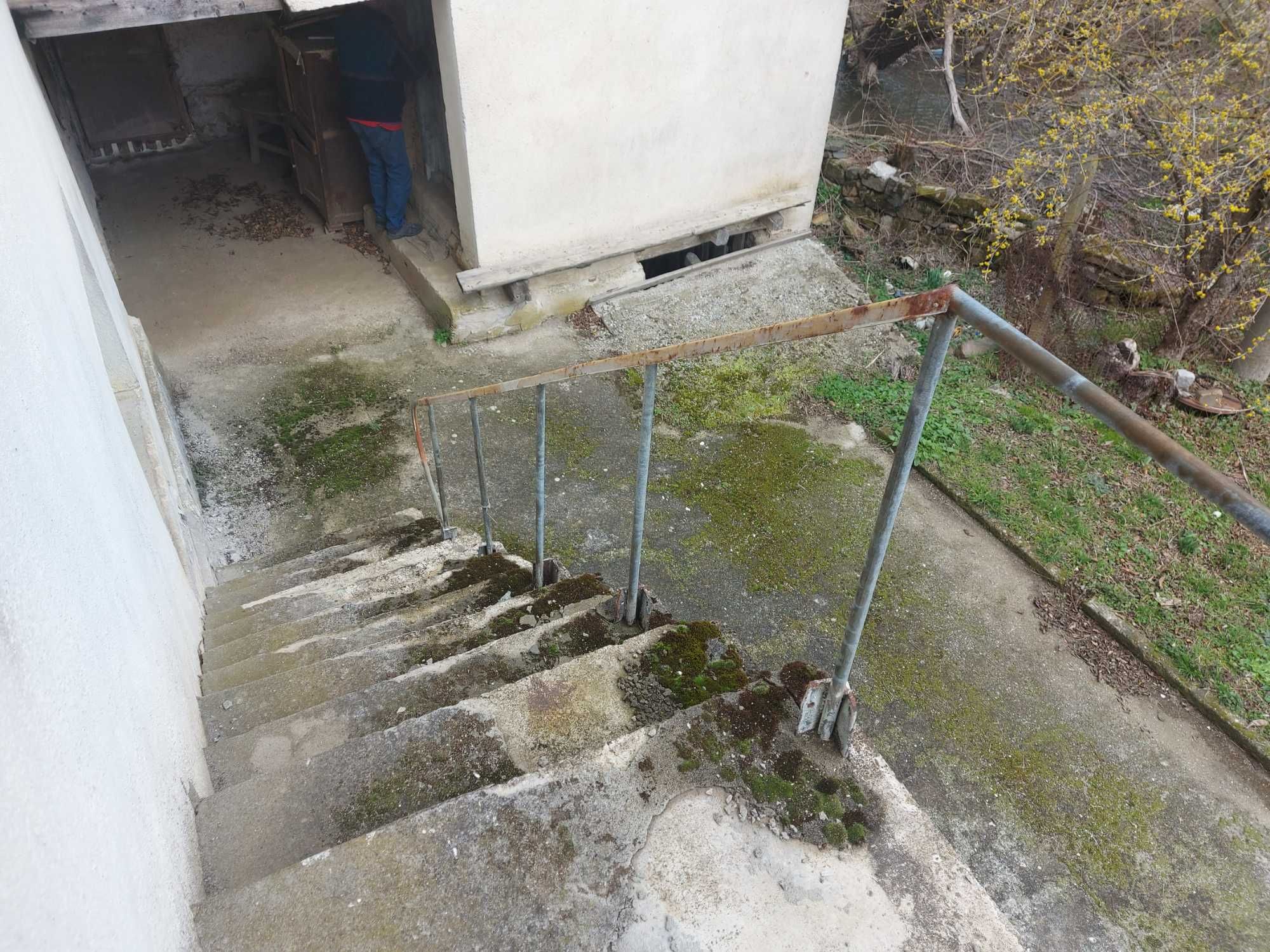 Двуетажна къща, 8 стаи, плевня, до река, 1. 7 дка двор