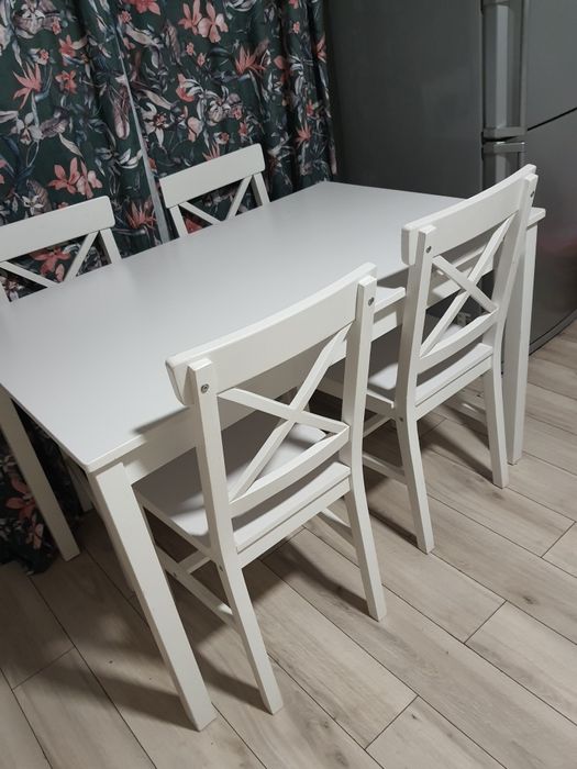 Vând masă cu scaune