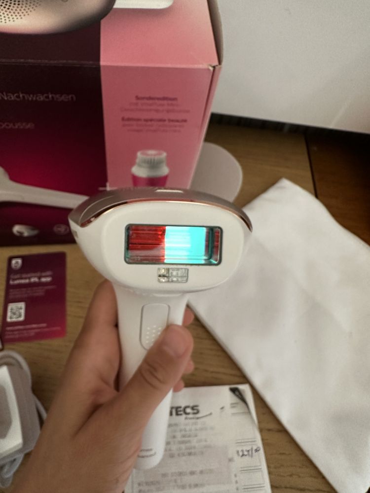 Фотоепилатор Philips Lumea BRI924