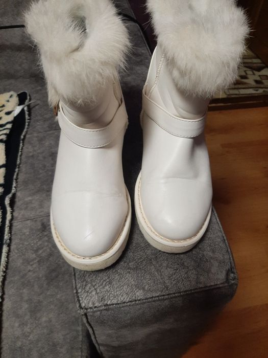 Vind cizmulițe  superbe albe cu blanită
