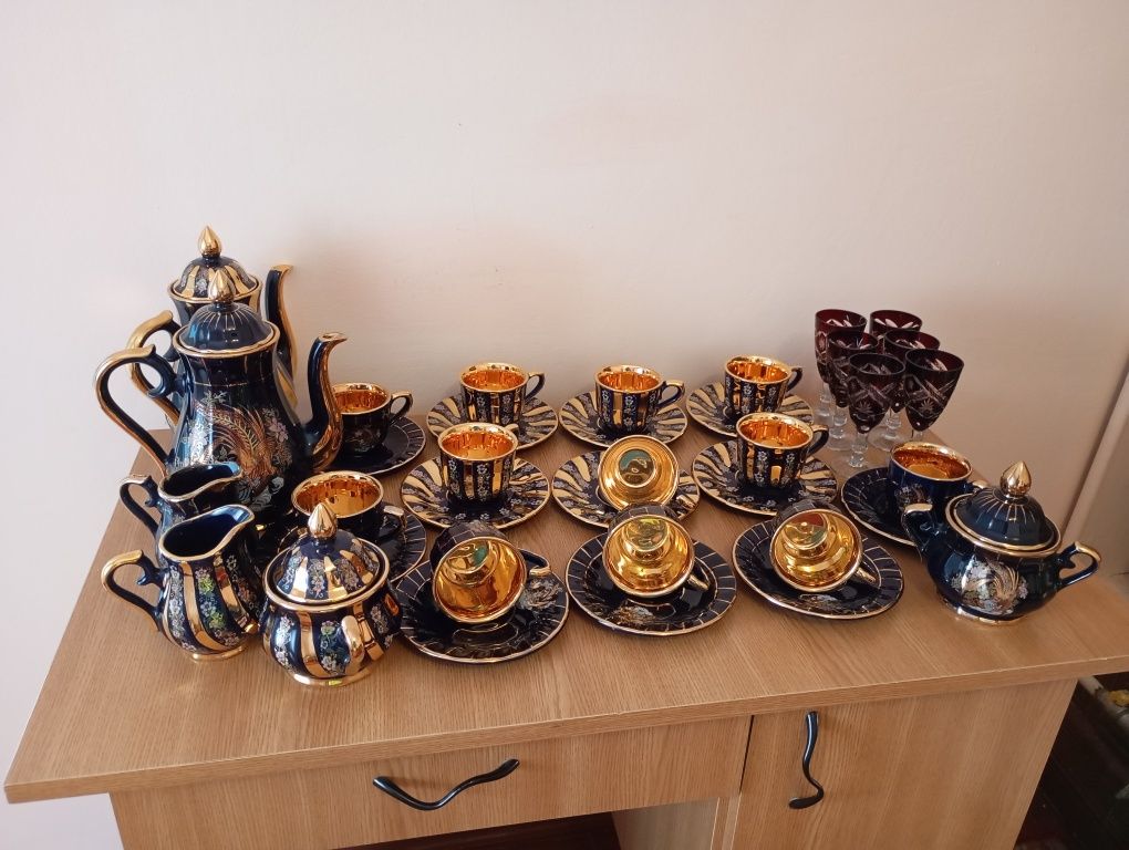 Vând set cești, farfurii și oglindă