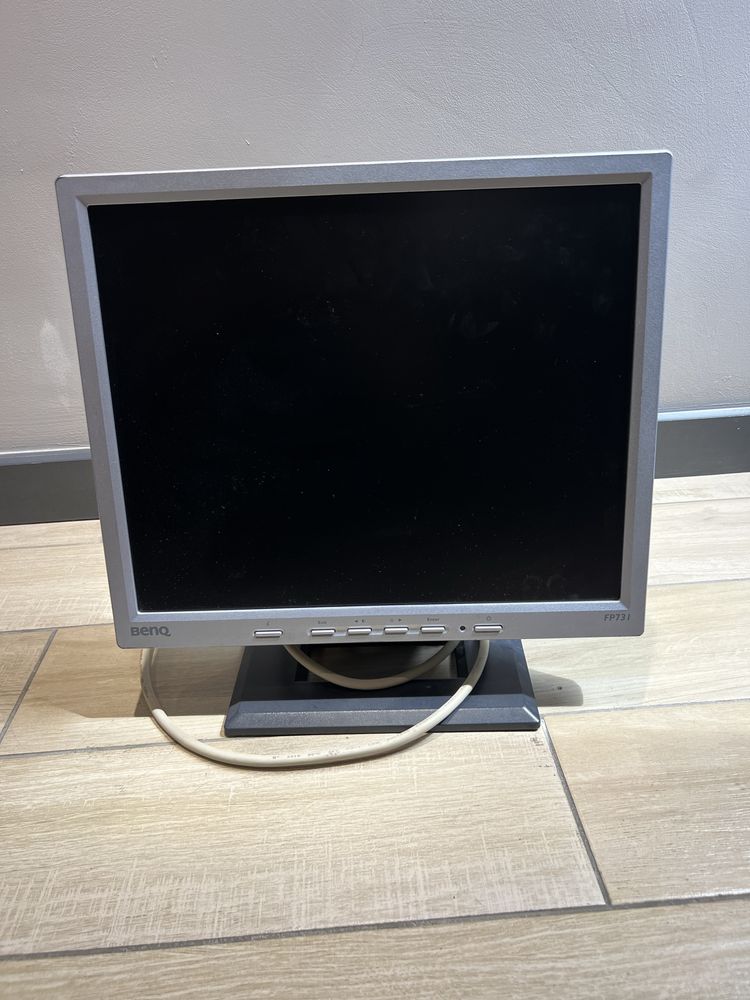 Benq manitor sotiladi 17 dyumli