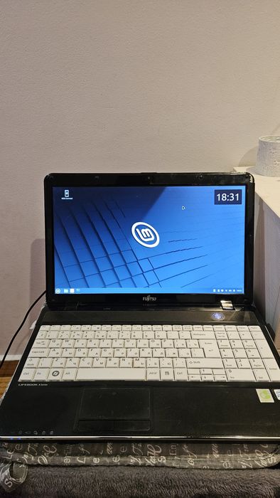 Fujitsu AH531 лаптоп