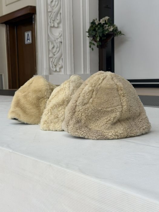 Калпаци - бели, естествена кожа