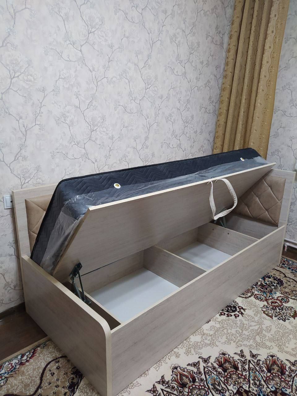 Мебель  кровать парта кухонный уголок  стол стул  Шкаф купе Диван.