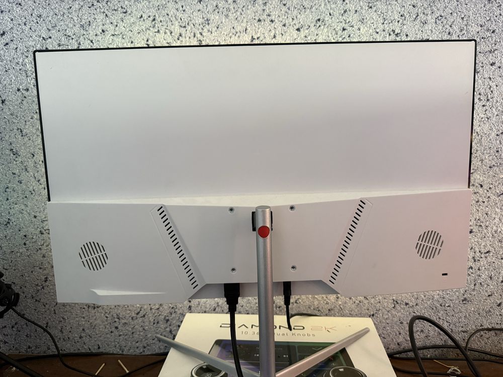 Kompyuter Manitori 24