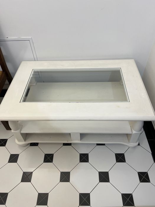 Masă lemn masiv albă, model deosebit în stare bună