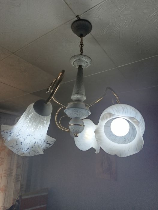 Продам люстру б/у в нормальном состоянии