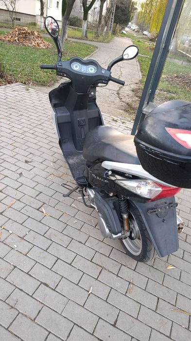 Vând scuter Peugeot sum