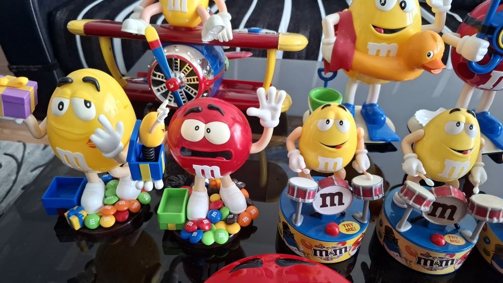 Играчки на Киндер (kinder), coca cola и m&m.