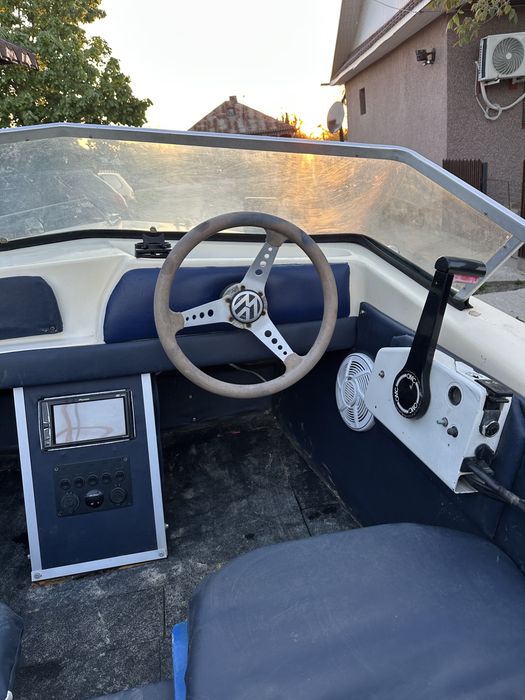 Vand barca / sau schimb cu laguna/ sau un motor de 40 cp an mai nou