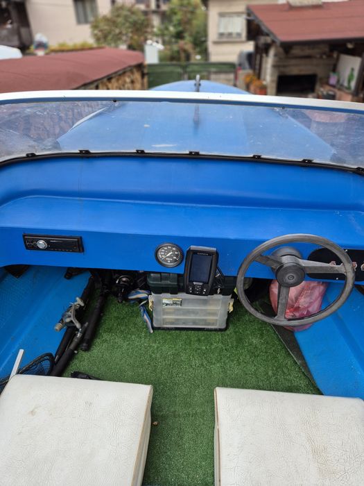 Продавам лодка с колесар ,не е регестрирана ,мотор 50 к маринер