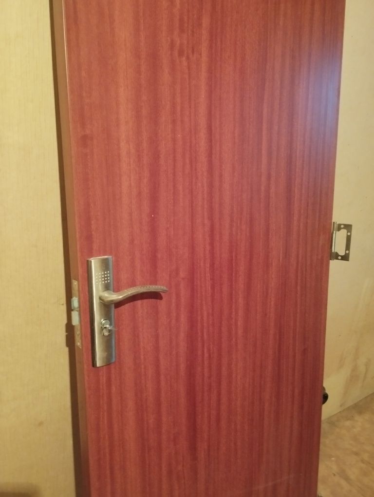 Дървена врата за баня