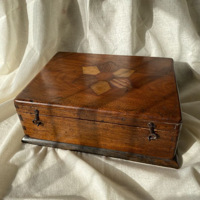 Cutie vintage deosebită, din lemn, în stare foarte bună