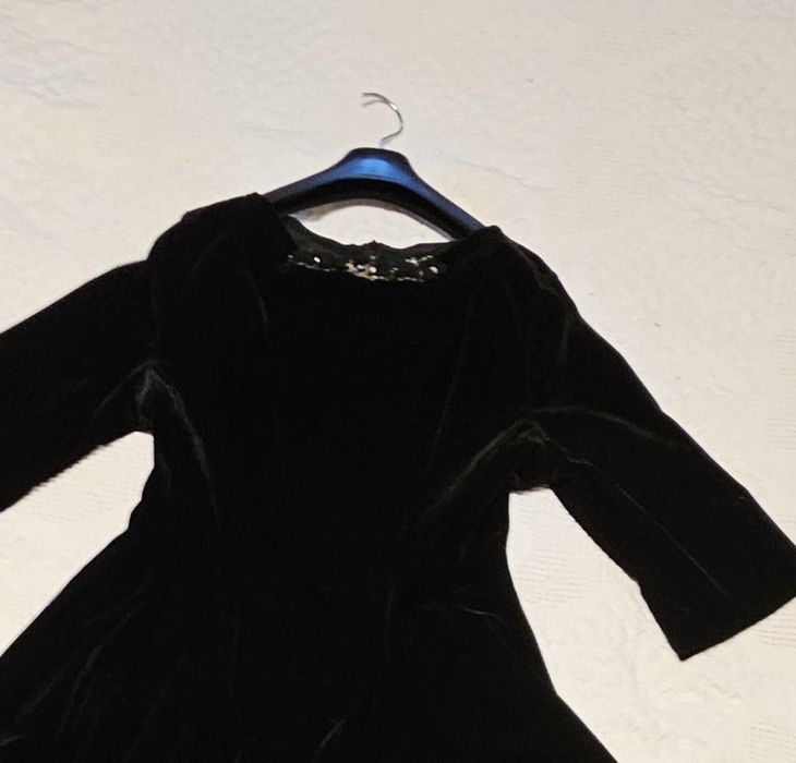 Rochie de catifea cu detaliu mărgelele și tüll