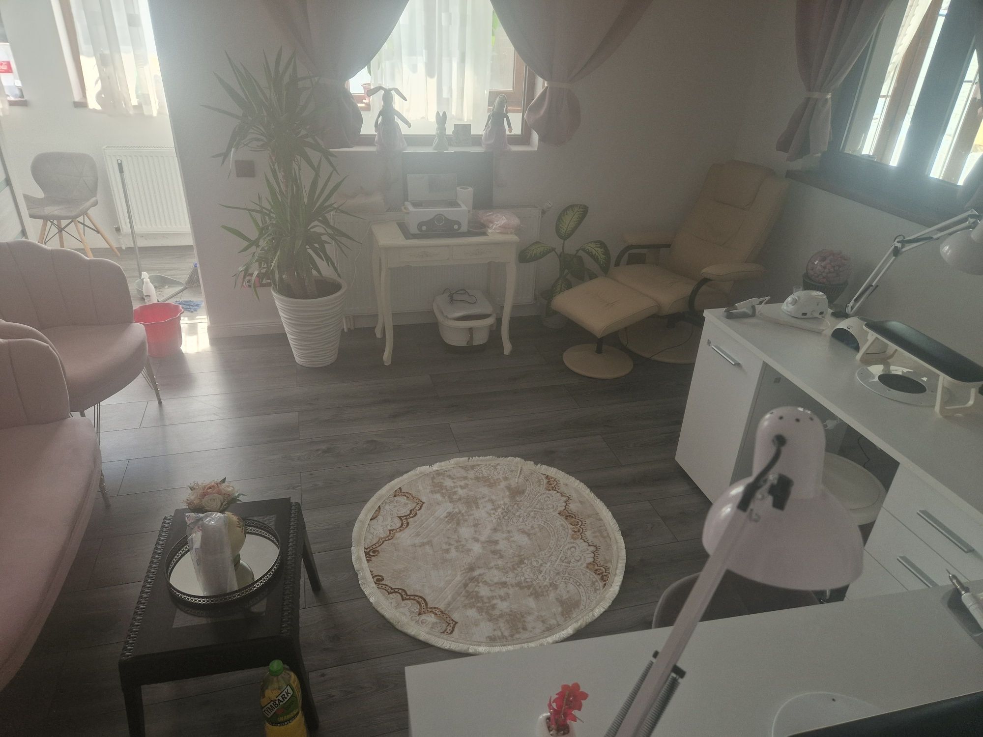 Unghii semi și clasica ..dețin sterilizator  pt ustensile