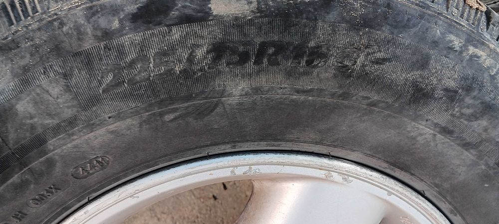 Джанти с гуми 225/75/16. 6/139.7 между болтовото