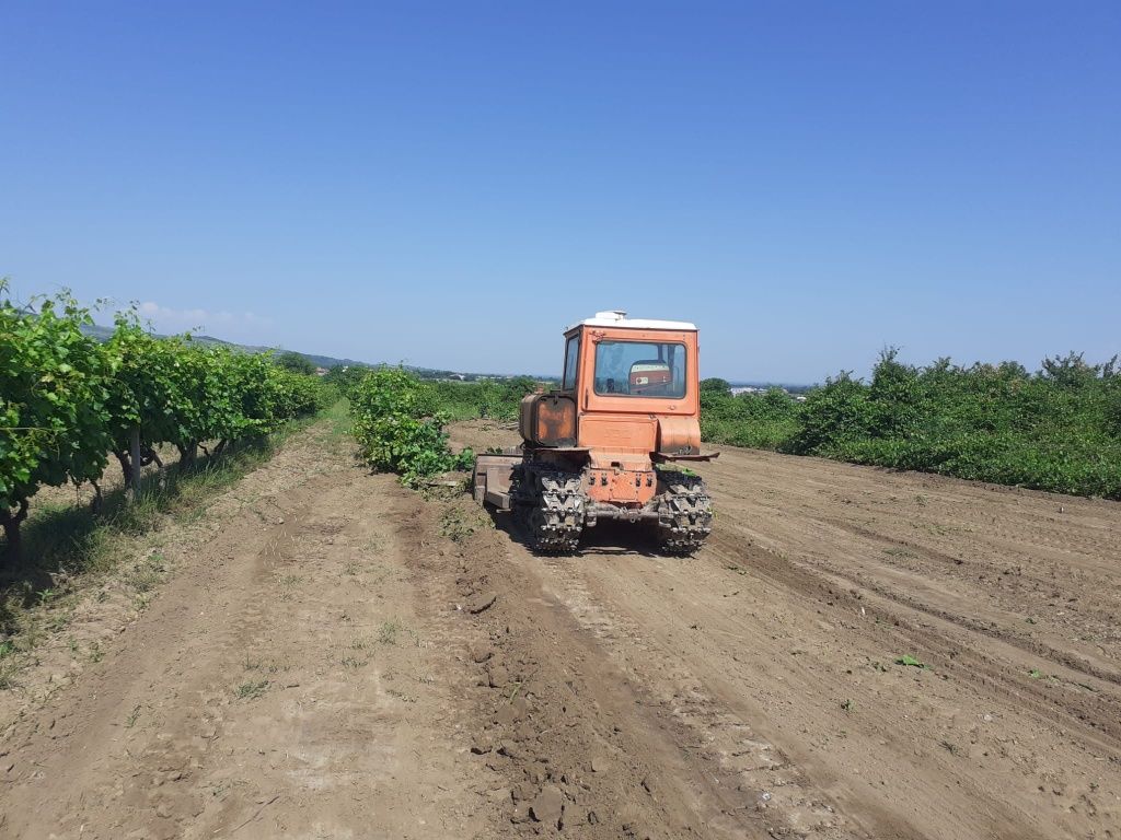 Продавам работещ   булдозер ДТ- 75