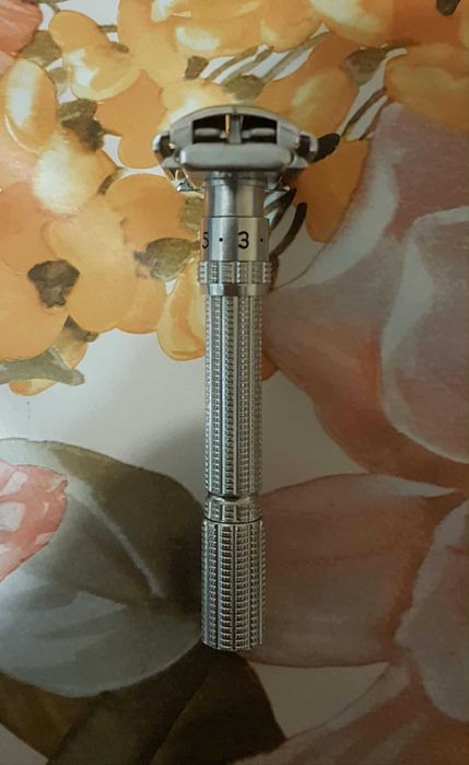 Продавам самобръсначка за класическо бръснене Gillette Slim Adjustable