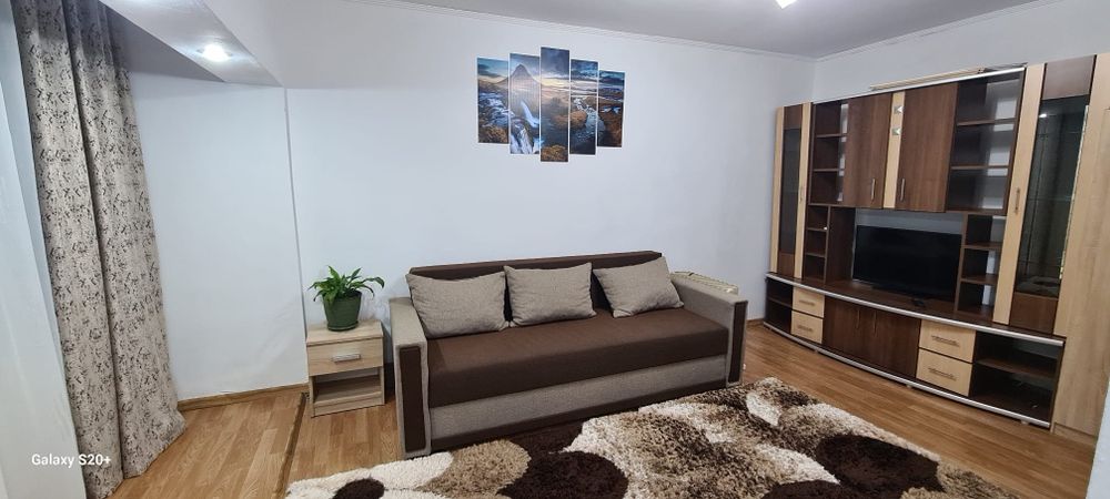 Închiriez garsonieră!