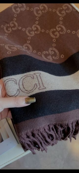 Esarfa-fular Gucci, model 2026