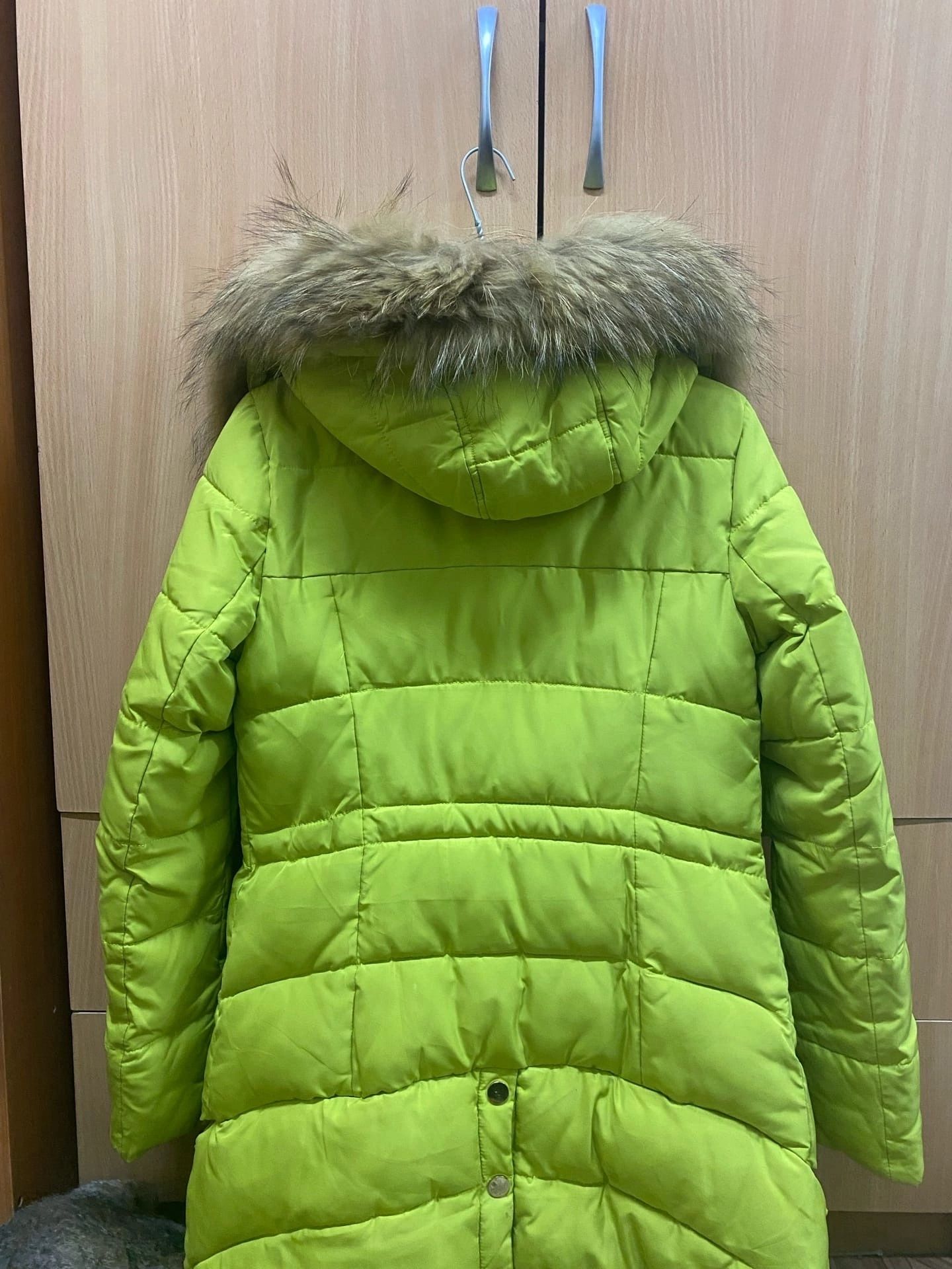 Яркая зимняя женская куртка в идеальном состоянии