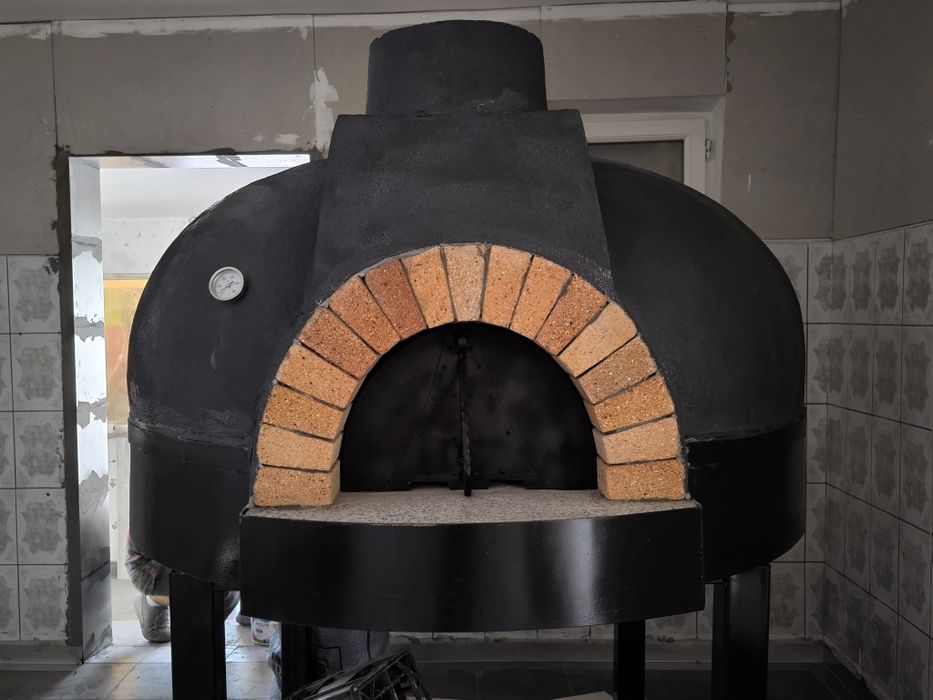 Cuptor de pizza pe lemne