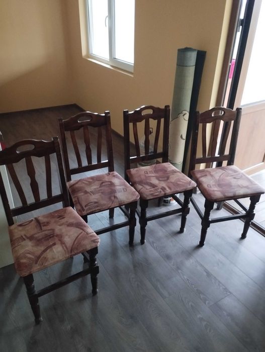 Трапезна маса с четири стола