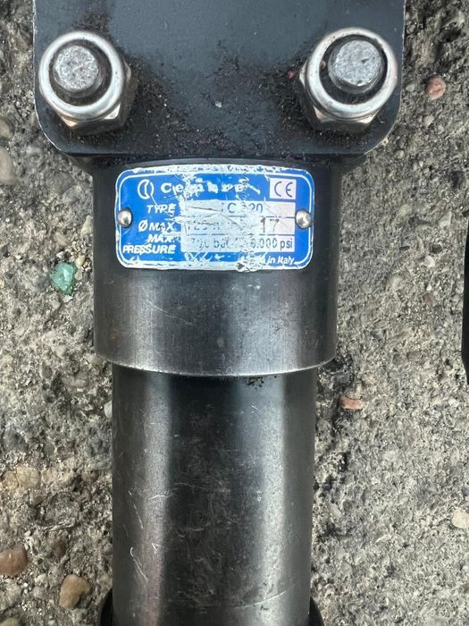 cap de tăiere hidraulic pentru cabluri, modelul Cembre TC120.