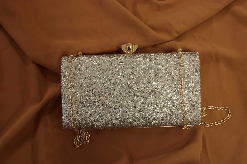 Красива сребриста чантичка с дръжка