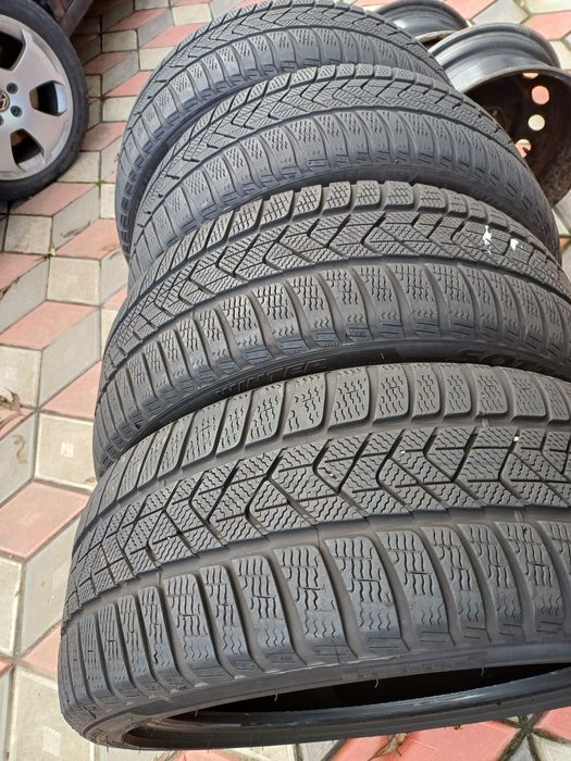 Vând 4 anvelope de iarna 245 40 r19 PIRELLI foarte bune