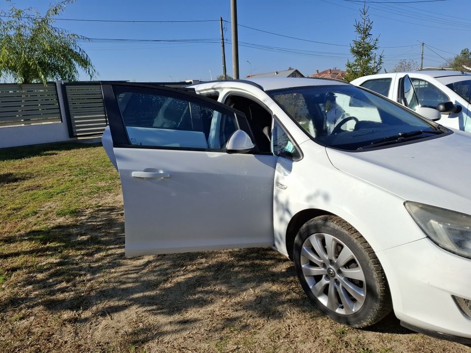 Vând opel astra j