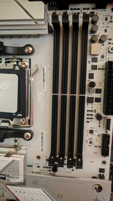 ASUS ROG Strix B850-A WIFI + НОВ RYZEN 7 9800X3D 8-Core AM5
