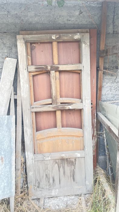 Двери деревянные новые 3- штуки ,и пластиковые двери 4-штуки б/у